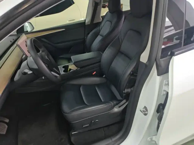 Tesla Model Y — Фото автомобиля 14