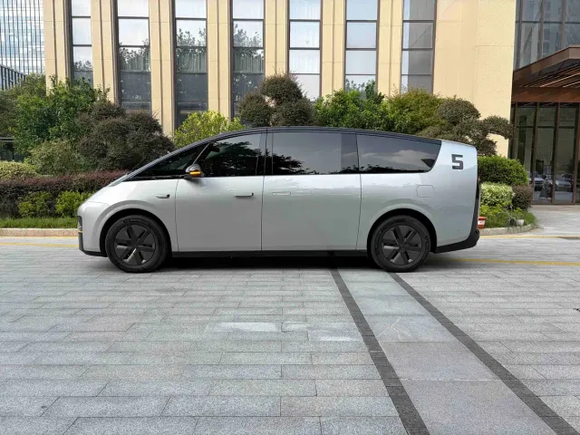 Li Auto MEGA — Фото автомобиля 4