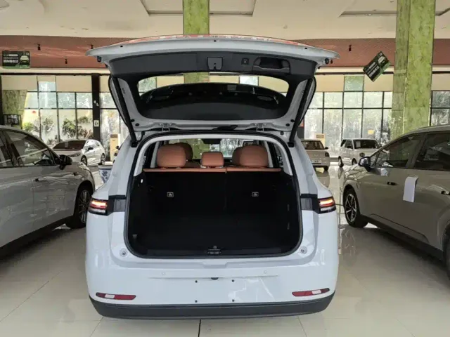 Leapmotor C10 — Фото автомобиля 18