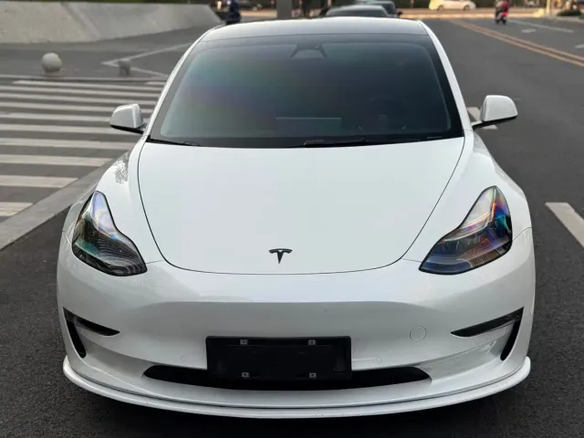 Tesla Model 3 — Фото автомобиля 2