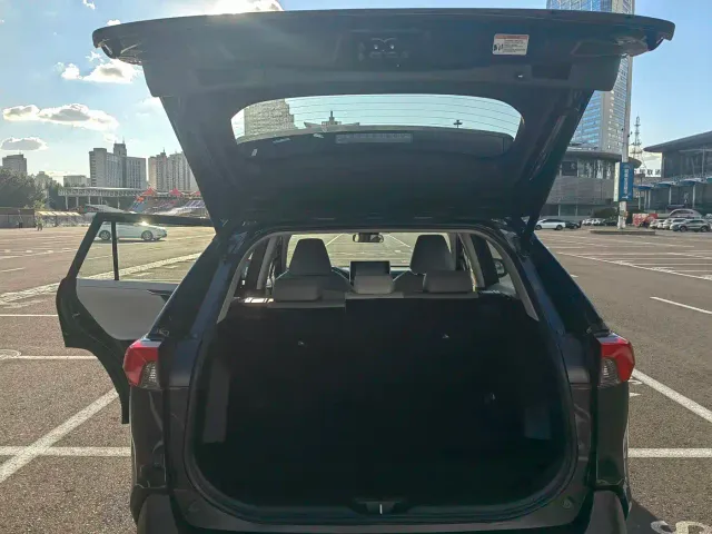 Toyota RAV4 — Фото автомобиля 25