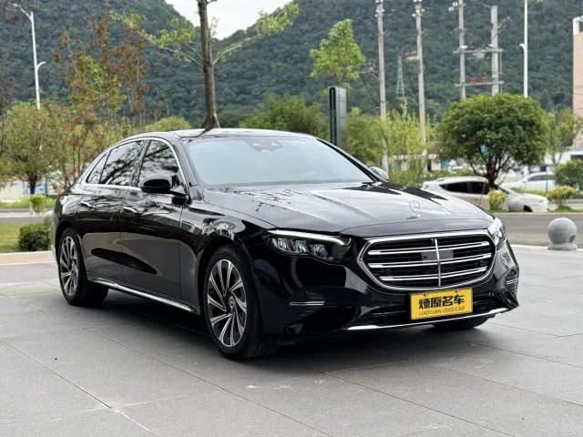 Mercedes-Benz E-Class — Фото автомобиля 3