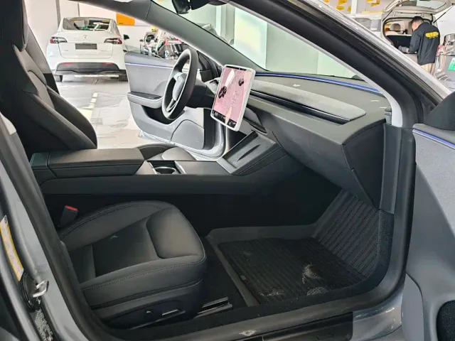 Tesla Model 3 — Фото автомобиля 5