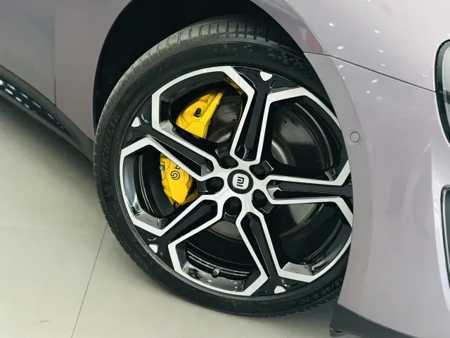 Xiaomi SU7 — Фото автомобиля 11