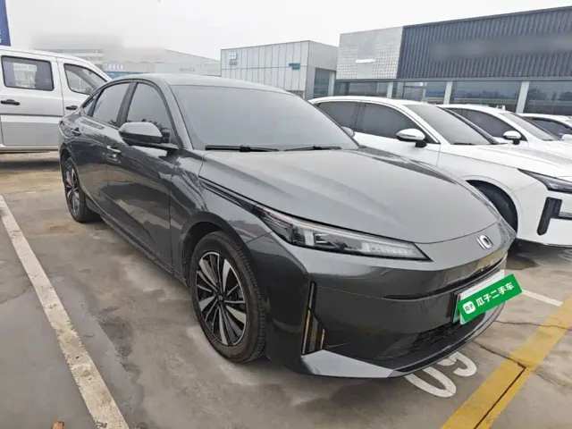 Changan Qiyuan A05 — Фото автомобиля 3