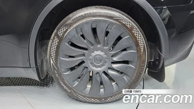 Tesla Model Y — Фото автомобиля 5