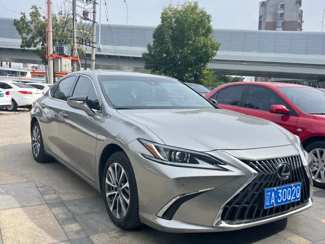 Lexus ES — Фото автомобиля 3