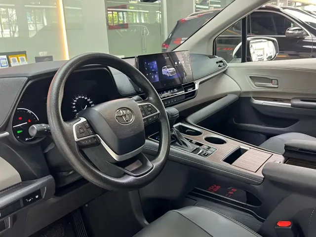 Toyota Sienna — Фото автомобиля 8