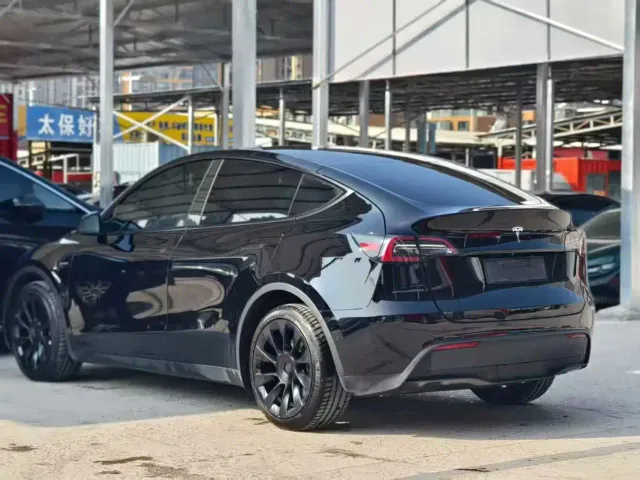 Tesla Model Y — Фото автомобиля 9