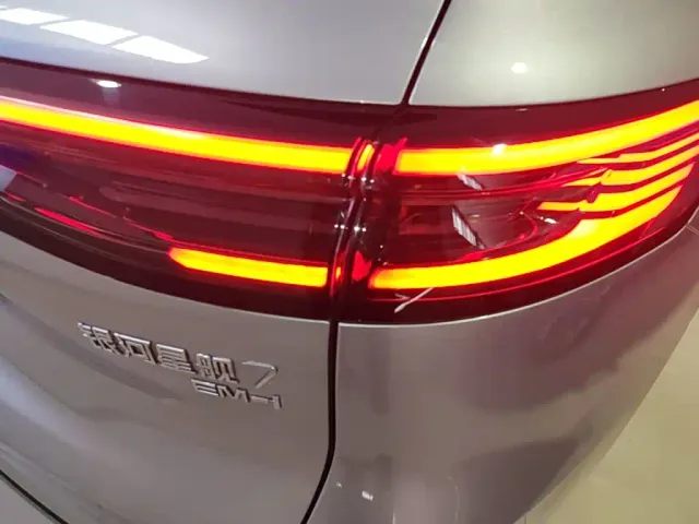 Geely Galaxy Starship 7 EM-i — Фото автомобиля 7