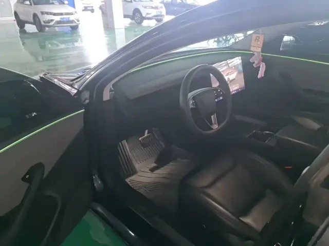 Tesla Model 3 — Фото автомобиля 8