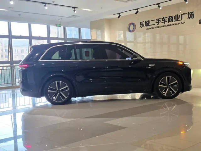 Li Auto L8 — Фото автомобиля 12