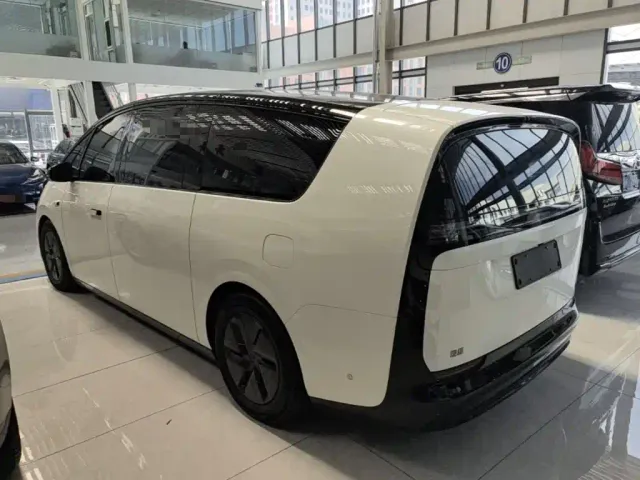 Li Auto MEGA — Фото автомобиля 4