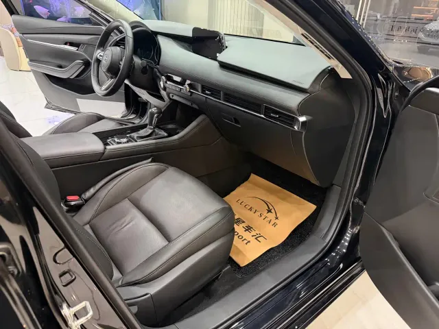 Mazda Axela — Фото автомобиля 12