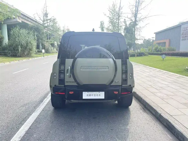 Land Rover Defender — Фото автомобиля 9