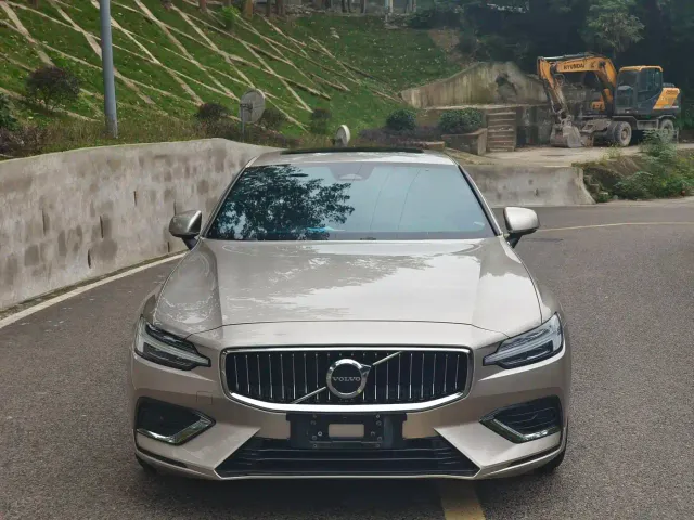 Volvo S60 — Фото автомобиля 2