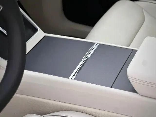 Tesla Model Y L — Фото автомобиля 16