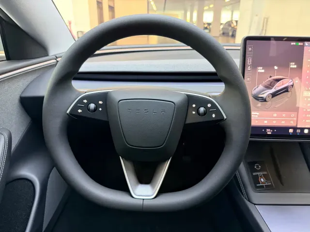 Tesla Model 3 — Фото автомобиля 17