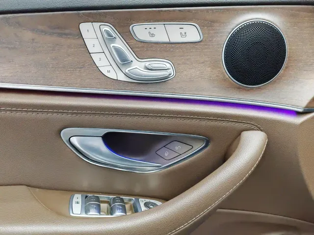 Mercedes-Benz E-Class — Фото автомобиля 18