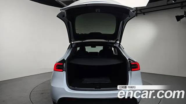 Tesla Model Y — Фото автомобиля 22