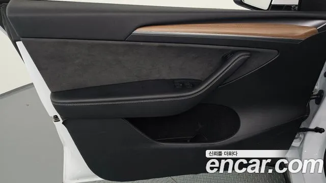 Tesla Model Y — Фото автомобиля 23