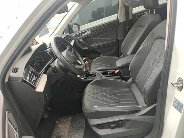 Volkswagen Tiguan L — Фото автомобиля 14