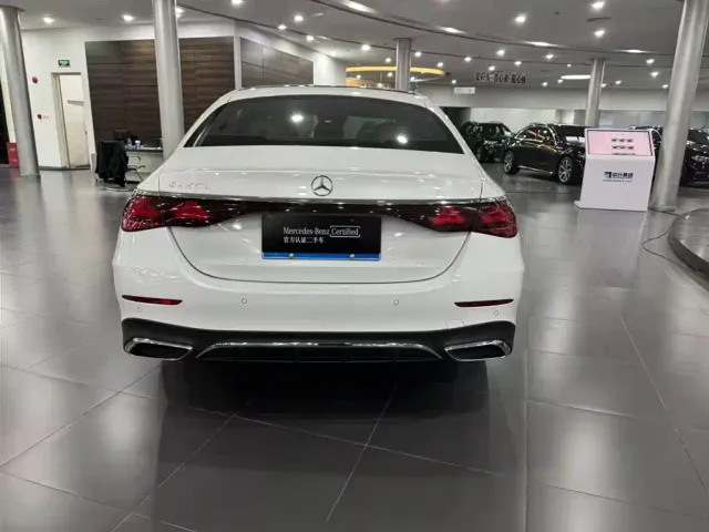 Mercedes-Benz E-Class — Фото автомобиля 4