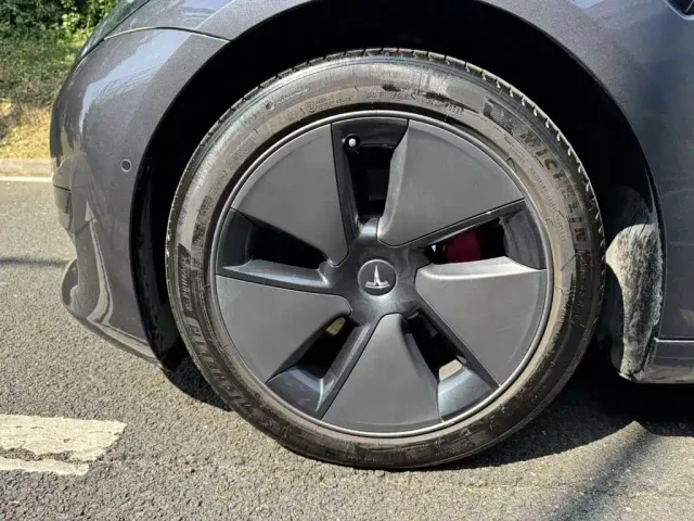 Tesla Model 3 — Фото автомобиля 22