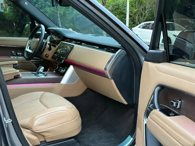 Land Rover Range Rover 2023 3.0 L6 400PS Golden Age 7-Seater Long Wheelbase — Фото автомобиля 7