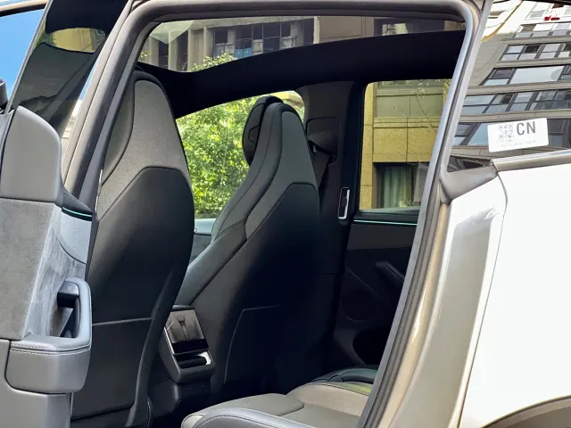 Tesla Model Y L — Фото автомобиля 6