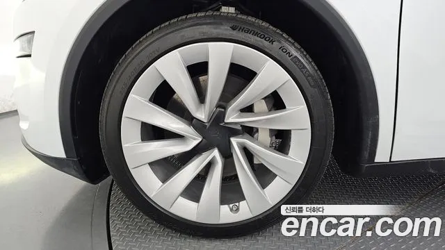 Tesla Model Y — Фото автомобиля 5