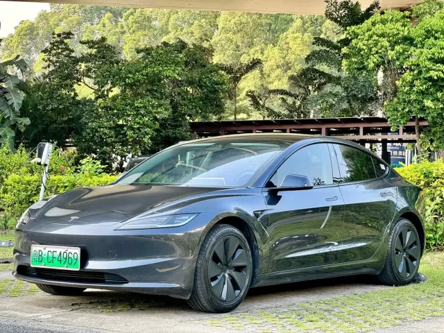 Фотография автомобиля — Tesla Model 3