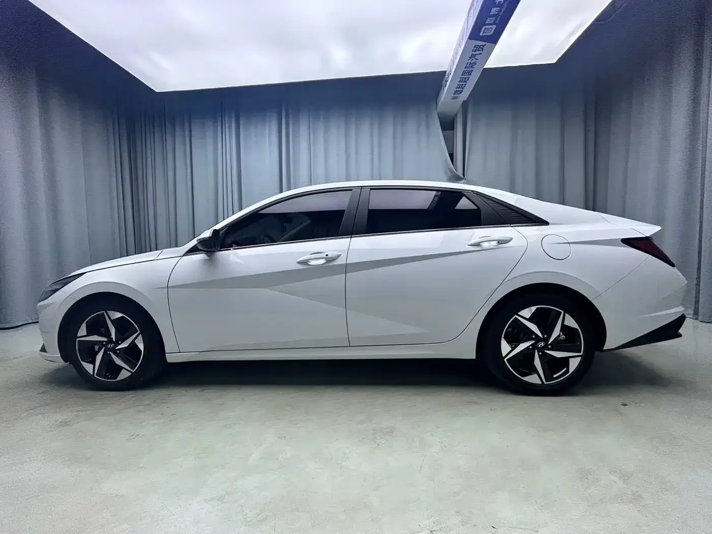 Hyundai Elantra 2022 1.5L CVT LUX Premium Edition — Фото автомобиля 4