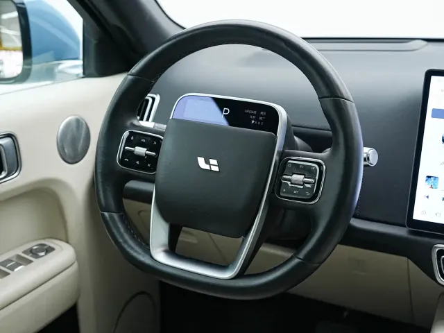Li Auto L8 — Фото автомобиля 8
