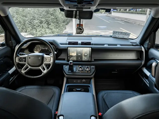 Land Rover Defender — Фото автомобиля 7