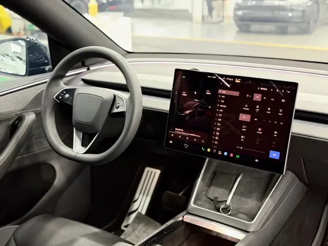 Tesla Model Y L — Фото автомобиля 11