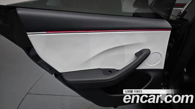 Tesla Model 3 — Фото автомобиля 14