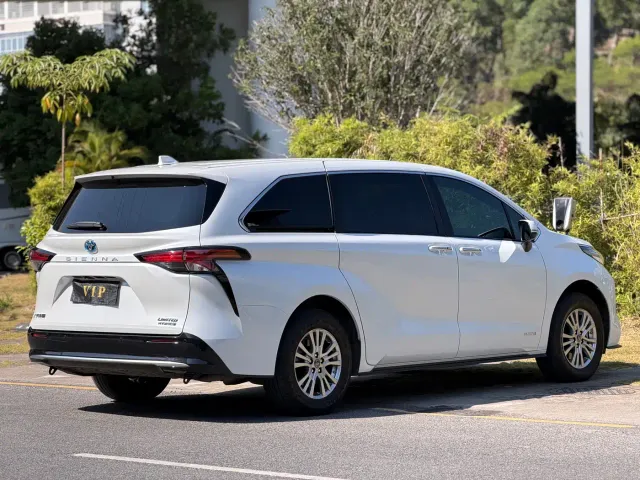 Toyota Sienna — Фото автомобиля 13