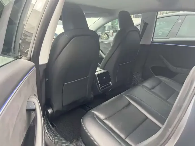 Tesla Model 3 — Фото автомобиля 5