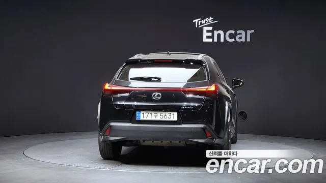 Lexus UX — Фото автомобиля 4