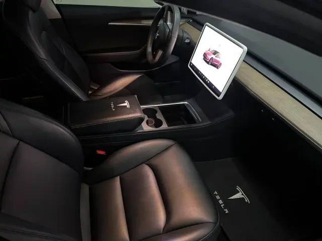 Tesla Model 3 — Фото автомобиля 12