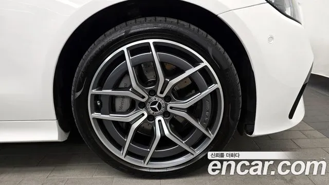 Mercedes-Benz E-Class — Фото автомобиля 21