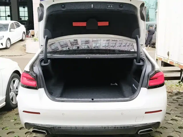 BMW 5 Series — Фото автомобиля 14