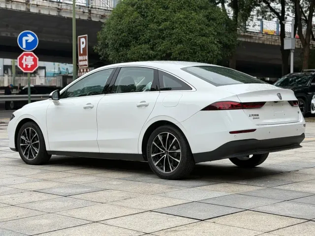 Roewe D7 — Фото автомобиля 9