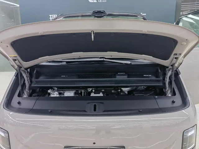 Li Auto MEGA — Фото автомобиля 14