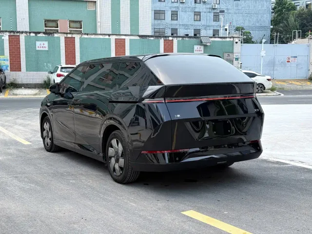 Xpeng X9 — Фото автомобиля 6