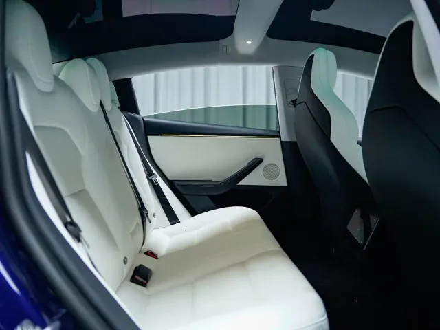Tesla Model 3 — Фото автомобиля 12