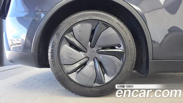 Tesla Model Y — Фото автомобиля 5
