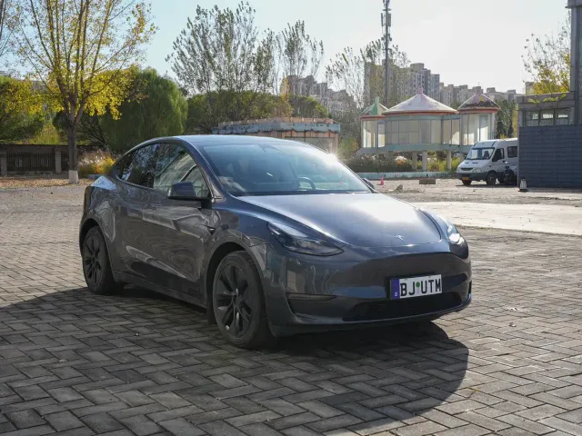 Tesla Model Y — Фото автомобиля 3