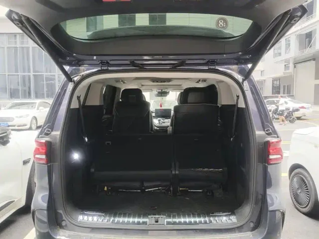 Roewe iMAX8 — Фото автомобиля 5